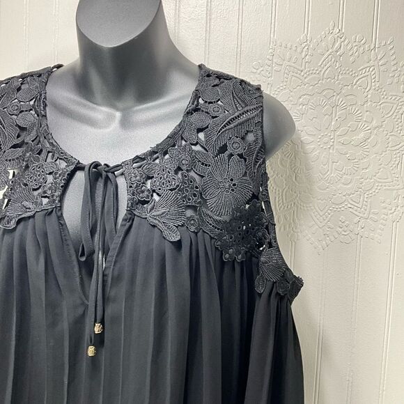 HEARTLOOM Sleeveless Blouse - Picture 2 of 6